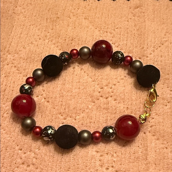 Elegant Beaded Bracelet with Gold Accents - Picture 3 of 9